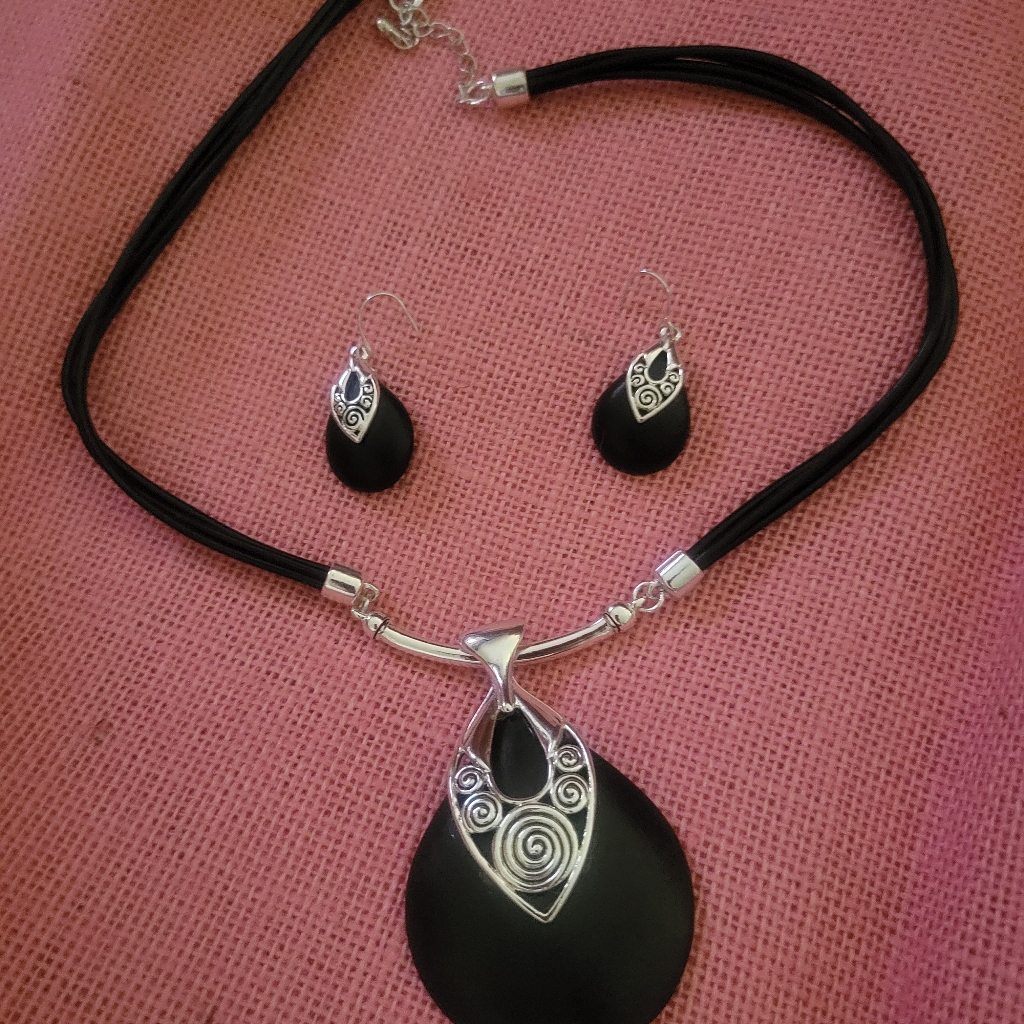 Lovely Black & Silver Necklace & Earring Set
